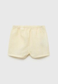 Shorts jaune clair avec des rayures verticales blanches, dotés d'une taille élastique et d'une coupe ample. Fabriqués en tissu léger.