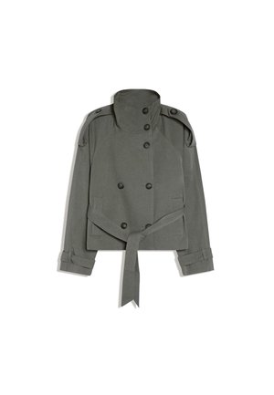 Krátka šedá dvojradová bunda s vysokým golierom, zapínanými ramennými popruhmi, opaskom v páse a remienkami na manžetách, rozložená na bielom pozadí.