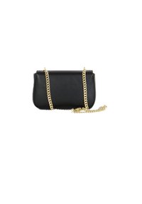 Borsa a mano in pelle nera dalla forma arrotondata, con tracolla a catena dorata e design minimalista. Texture liscia senza motivi o accenti visibili.