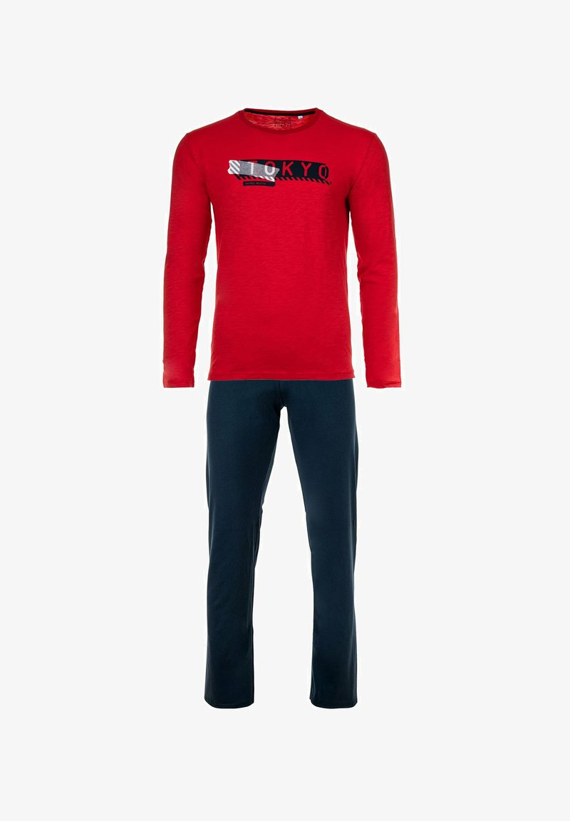 Röd långärmad skjorta med "TOKYO" grafiskt tryck på framsidan, kombinerad med mörkblå byxor. Tyget verkar slätt, med en avslappnad passform.