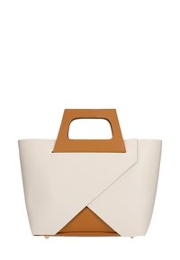 Torba na ramię o geometrycznym wzorze, wykonana z kremowej i brązowej skóry, z wyraźnym kształtem, bocznymi akcentami i górnym uchwytem.