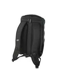 Mochila negra con correas acolchadas y ajustables, que cuenta con una parte superior con cremallera y acentos de malla en la parte posterior para ventilación y comodidad.