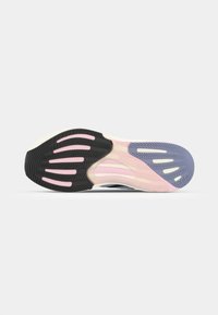 Gevormde hardloopschoen zool met een zwarte rubberen onderkant en roze en paarse accenten, textuur voor grip en flexibiliteit.
