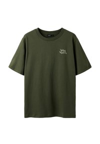 Olivgrünes T-Shirt mit kurzen Ärmeln und Rundhalsausschnitt, mit kleinem weißen Grafiktext auf der linken Brust, der "Born Ready" liest.