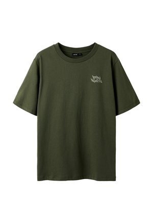 T-shirt à col rond à manches courtes couleur vert olive avec un petit texte graphique blanc sur la poitrine gauche indiquant "Né Prêt."