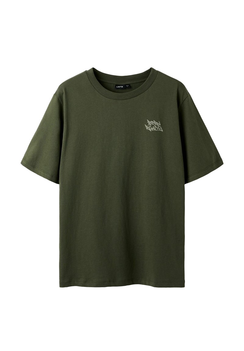 Olivgrünes T-Shirt mit kurzen Ärmeln und Rundhalsausschnitt, mit kleinem weißen Grafiktext auf der linken Brust, der "Born Ready" liest.