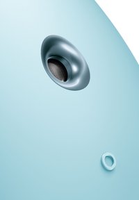 Un haut-parleur bleu clair présente un port sonore gris métallique et un anneau de montage circulaire, mettant en valeur des courbes douces et des textures brillantes.
