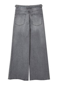 Jeans a gamba larga in denim grigio, con vita alta, due tasche posteriori e cuciture pulite. Il tessuto ha un peso medio e una finitura testurizzata.