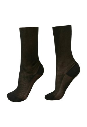 Para czarnych, półprzezroczystych, prążkowanych skarpetek za kostkę z wzmocnionymi palcami i piętami, ułożonych obok siebie na białym tle.