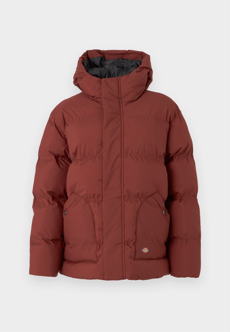 Bordeauxrote Puffjacke mit hohem Kragen, Reißverschluss vorne und zwei seitlichen Taschen. Sie verfügt über ein glattes Außenmaterial und eine gesteppte Textur.