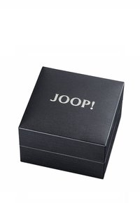 Schwarze Geschenkbox mit strukturiertem Oberflächen, die auf der Oberseite das erhabene Logo "JOOP!" in Silber zeigt. Quadratische Form, minimalistisches Design.