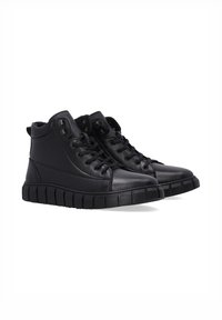 Zwarte high-top sneakers van glad leer met een ronde neus en een gestructureerde rubberen zool, voorzien van metalen veterogen en zwarte veters.