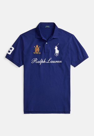 Tengerészkék galléros póló, fehér hímzett Polo Ralph Lauren logóval, "20" számú címerrel és a "3" számmal az ujjon.