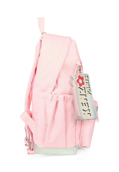 Sac à dos en tissu rose avec pochette latérale et une étiquette en métal argenté accrochée lisant "KENZO PARIS" avec une fleur rouge.