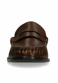 Bruine leren loafers met een gestikt ontwerp en dubbele uitsnijdingen. Rond neustype en zwarte rubberen zool. Soepele textuur en strakke uitstraling.
