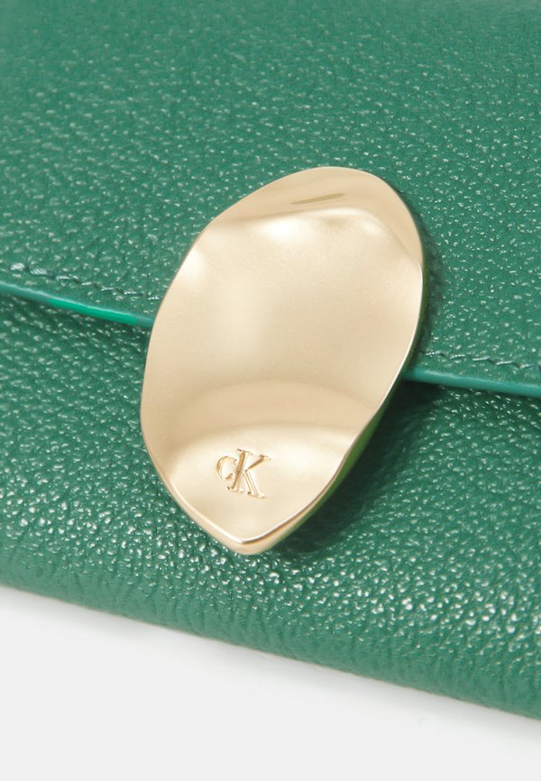 LOCK SLOUCHY TRIFOLD - Wallet - emerald chip2
