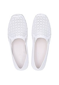 Witte instap schoenen hebben een geperforeerd ontwerp met sterachtige patronen. Gemaakt van glad materiaal met een ronde neus en een platte zool.
