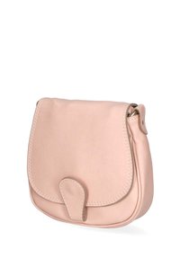 Borsa in pelle color rosa, forma arrotondata, patta piatta con chiusura a loop, dettaglio di cuciture visibili e texture sottile. Design compatto adatto per gli essenziali.