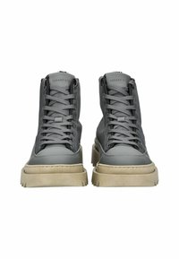 Sneaker alte grigie con punta in pelle liscia, lati in rete e suola in gomma beige spessa con texture rigata. Inclusi dettagli di lacci e linguetta.