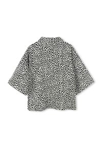 Korte mouwen, overhemd met kraag met een zwart-wit gespikkeld patroon op een lichte achtergrond. Zacht materiaal met een losse pasvorm.