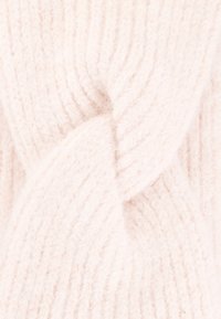 Lichtroze gebreide sjaal met een zachte, pluizige textuur. Beschikt over een gedraaid ontwerp, dat verticale ribbels toont en een gezellige uitstraling heeft.