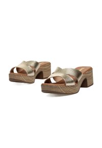 Sandalias de playa con textura dorada, diseño de tiras entrelazadas y suela de plataforma de madera marrón. Incluyen una plantilla acolchada para mayor comodidad.