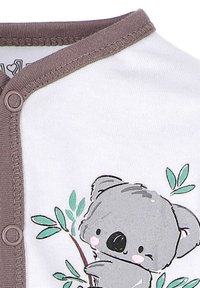 Witte katoenen romper met een bruine afwerking, met een grijs koala-ontwerp dat een tak met groene bladeren vasthoudt. Drukknoopsluitingen aan de voorkant.
