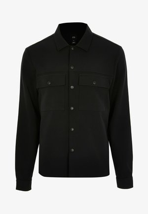 Czarna koszula z długim rękawem, zapinana na guziki, z kołnierzykiem i dwoma kieszeniami na klatce piersiowej z klapami i guzikami.