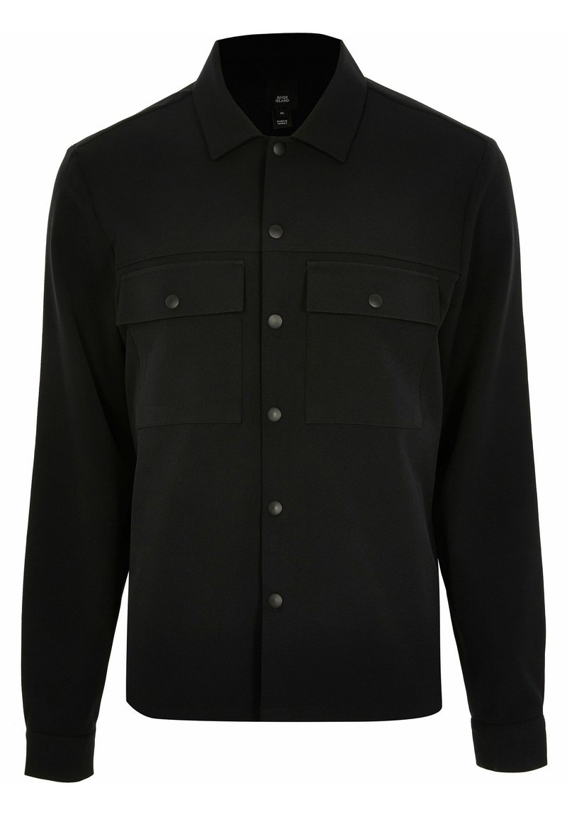 Černá košile s dlouhým rukávem na knoflíky, s límečkem a dvěma náprsními kapsami na klopu s knoflíky.