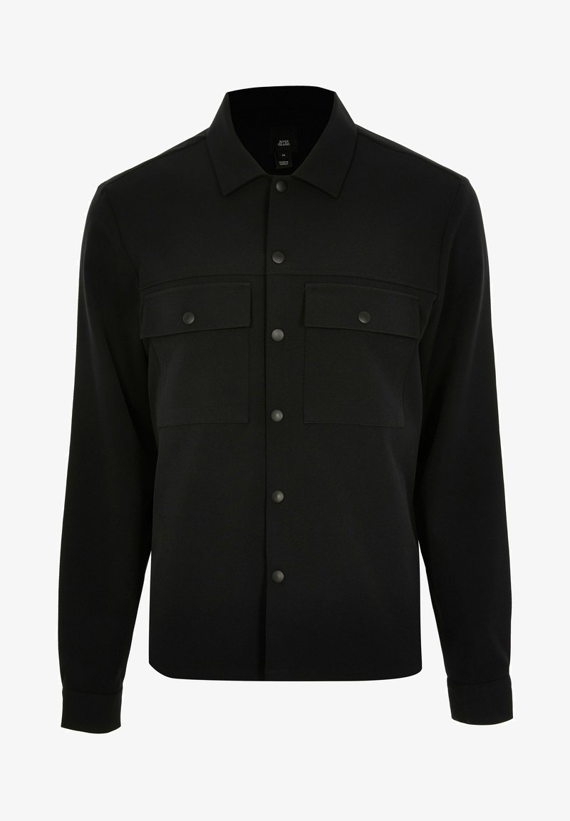 Černá košile s dlouhým rukávem na knoflíky, s límečkem a dvěma náprsními kapsami na klopu s knoflíky.