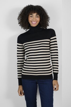 Pull à col roulé rayé noir et beige, avec des manches longues et une coupe ajustée, présentant des poignets et un ourlet en côtes, porté par un modèle.