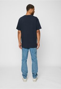 Mister Tee RETRO POSTER - T-shirts med print - navy