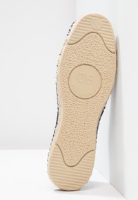 Sohle aus beigem Gummi mit strukturiertem Grip. Verfügt über ein rundes Logo mit "36" und "MADE IN FRANCE" sowie blauen textilen Seiten.