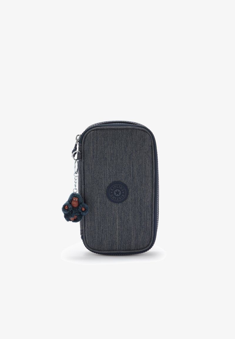 Rechteckige, dunkelgraue Stofftasche mit strukturiertem Muster, ausgestattet mit einem runden Logo und einem dekorativen blauen Affen-Schlüsselanhänger. Mit Reißverschlussverschluss.