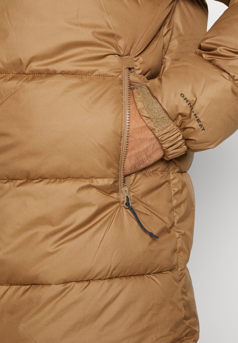 Brązowa kurtka puchowa o gładkiej, błyszczącej fakturze. Posiada kieszeń na zamek, elastyczne mankiety oraz logo "OMNI-HEAT" na rękawie.