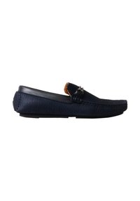 Mocassin en mesh bleu marine pour homme avec garniture en cuir noir et boucle décorative, vu de profil sur fond blanc.