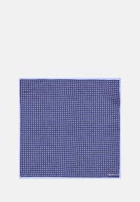 Laadukas tummansininen silkkitaskuliina, jossa on pieni valkoinen neliökuvio, vaaleansinisellä reunalla ja jonka yhdessä kulmassa on "BOGGI" -brändin logo.