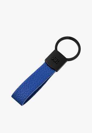 Zwarte metalen sleutelhanger met geperst "RR" logo bevestigd aan een zwartleren lus met blauwe structuur.
