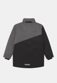 Šedá a černá polokošile s dlouhým rukávem a vysokým límcem, matným povrchem a reflexním akcentem na zádech.