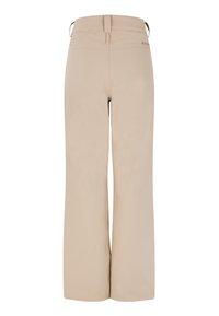 Pantaloni beige a gamba larga con una texture liscia, dotati di una cintura con passanti e un logo discreto sul retro. Senza tasche visibili o decorazioni.