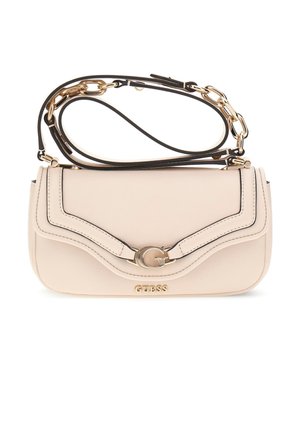 Sac à main en simili cuir crème avec un logo "G" doré, détails en chaîne et en bandoulière, et des accents de couture incurvés. Forme rectangulaire compacte.