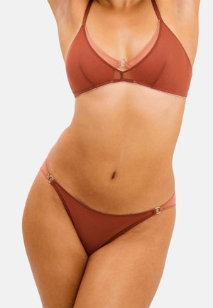 Bruin bikini set met een driehoekige bralette met een ronde accent en bijpassende low-rise slipjes. Gladde stof met glansdetails.