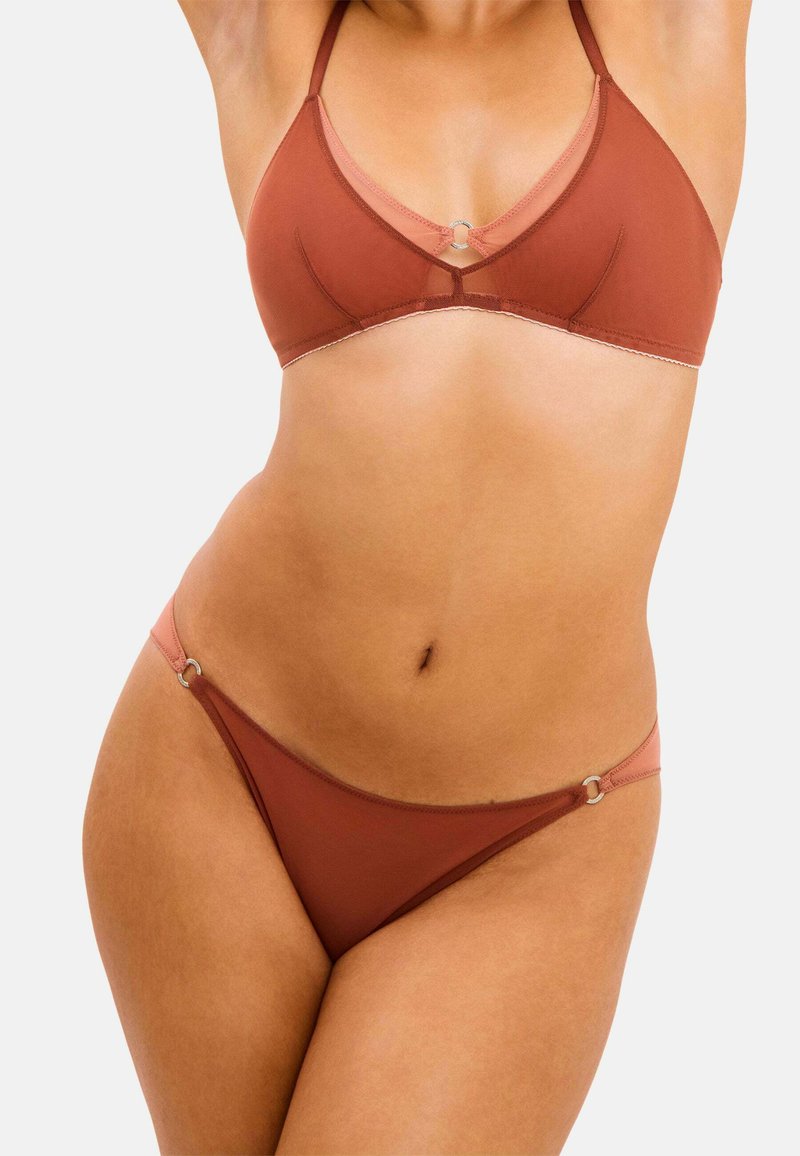 Brun bikini-sæt med en trekantet bralette med en cirkulær detalje og matchende lavtaljede trusser. Glat stof med glansdetaljer.