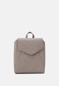 Mochila pequeña de ante color topo con una solapa frontal, un asa en la parte superior y un sutil logo de "Anna Field" en la parte central inferior.