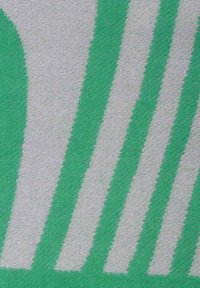 Grüner und weißer Stoff mit kräftigen diagonalen Streifen, der eine strukturierte Webart aufweist, die den Kontrast und die Musterdetails hervorhebt.