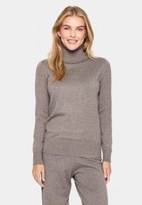 Světle hnědý rolák ze soft knit látky, s přiléhavým střihem, žebrovanými manžetami a lemem, spárovaný s odpovídajícími kalhotami.