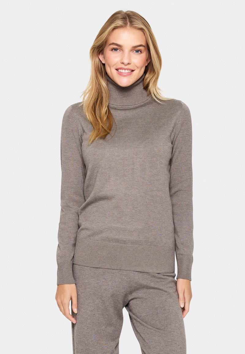 Světle hnědý rolák ze soft knit látky, s přiléhavým střihem, žebrovanými manžetami a lemem, spárovaný s odpovídajícími kalhotami.