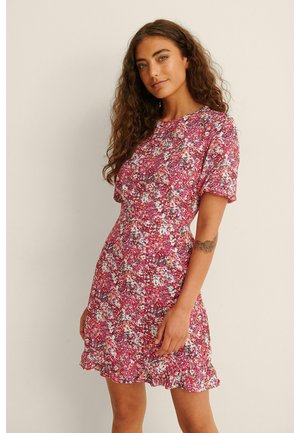 MIT OFFENEM RÜCKEN - Vardagsklänning - lilac print