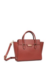 Sac à main en cuir marron avec des accents dorés, design structuré, doubles poignées supérieures et bandoulière amovible. Surface texturée avec une finition élégante.