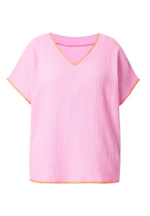 Top texturizado de color rosa claro con mangas cortas, escote en V y costuras naranjas en el cuello, las mangas y el dobladillo.